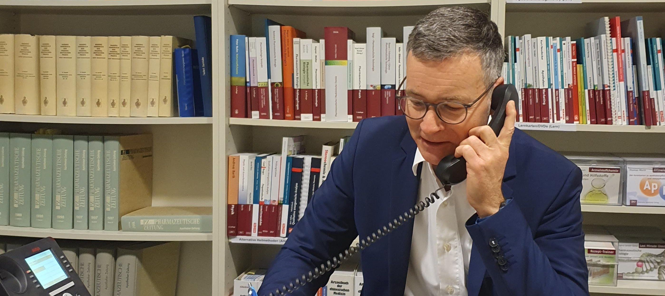 Vizepräsident Joachim Stolle am Telefon in der Bibilothek bei dem Termin 'Kammer direkt' (Vorstandstelefon).